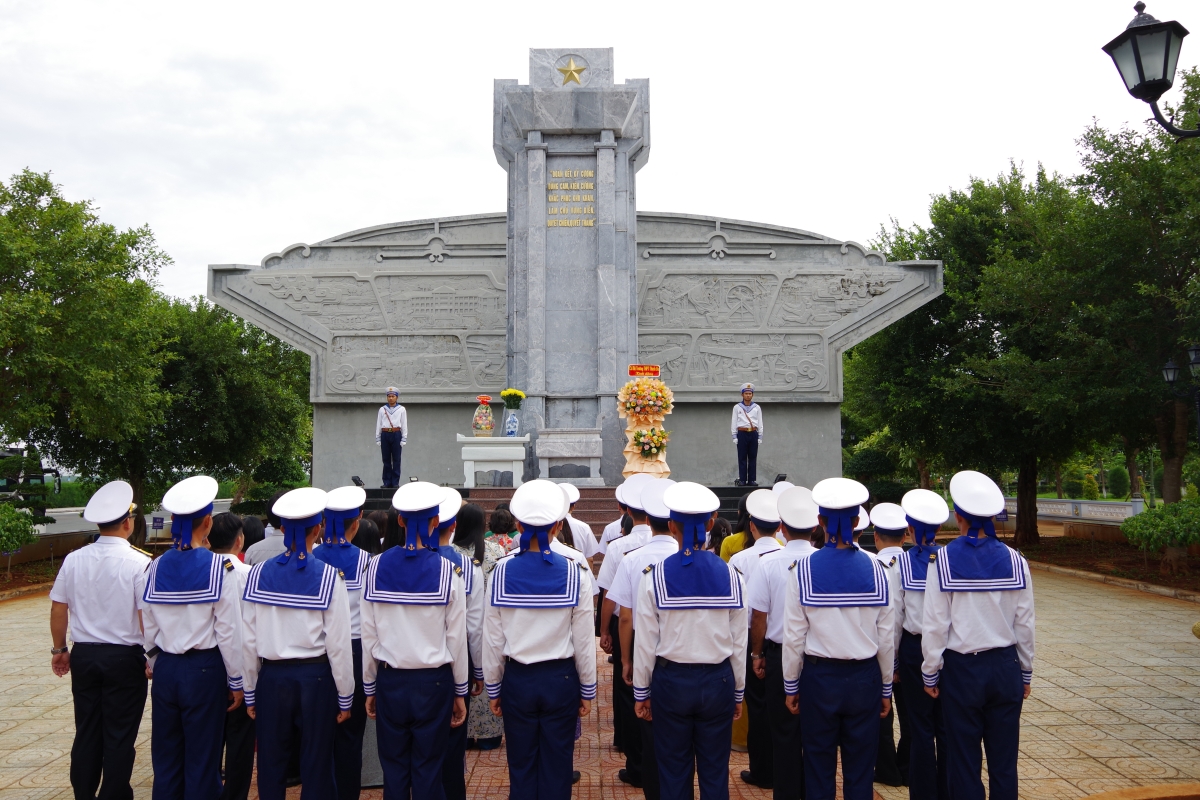 Đoàn đã tổ chức dâng hương, tưởng niệm các anh hùng liệt sĩ tại Khuôn viên Văn hóa Vùng 2.