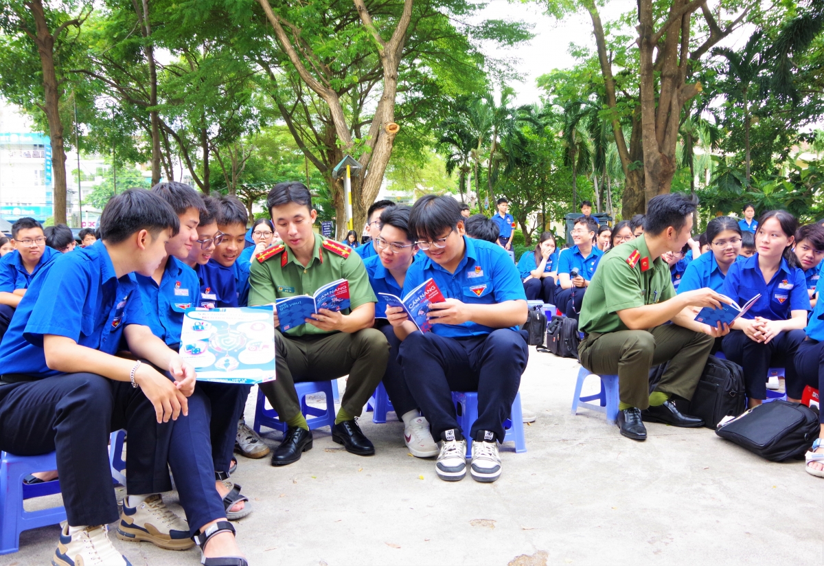 Cán bộ Phòng An ninh mạng, Công An tỉnh Khánh Hòa cùng chia sẻ, trao đổi với học sinh về các kỹ năng khi tham gia mạng xã hội