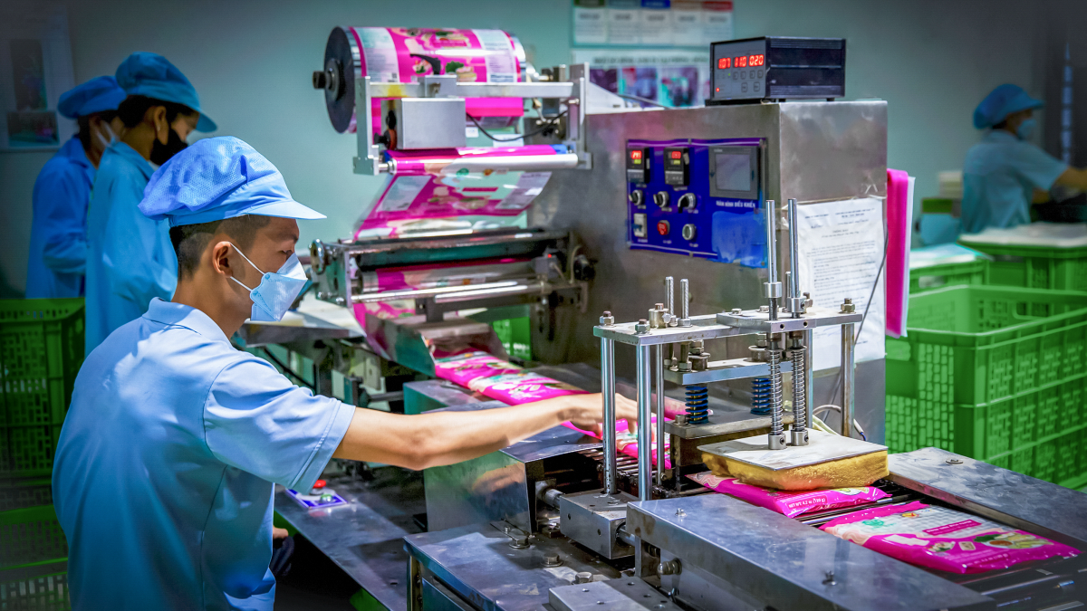 Một dây chuyền đóng gói tự động trong nhà máy Tân Nhiên