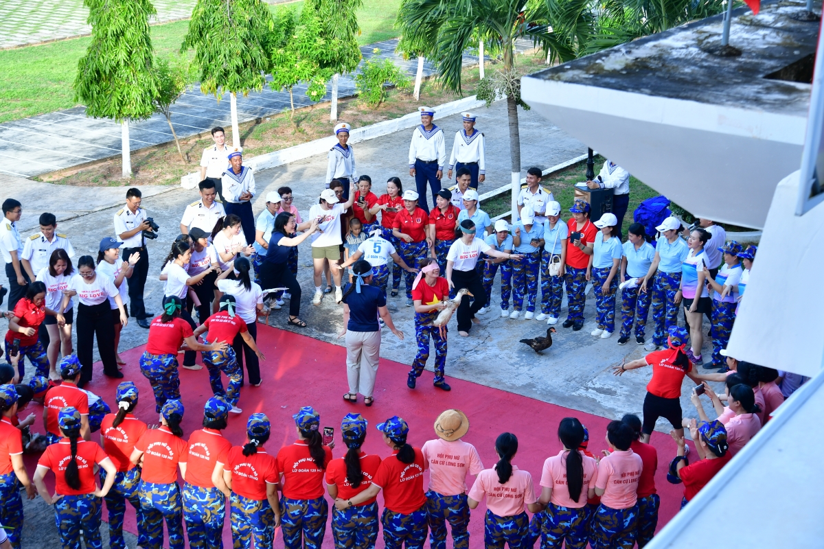 Các hội viên tham gia các trò chơi dân gian