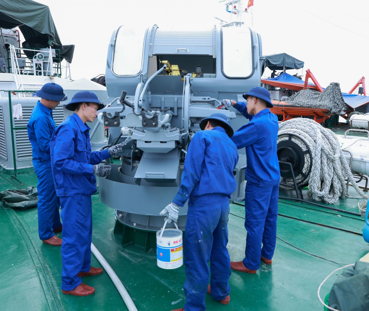 Tiến hành bảo quản, sơn sửa vũ khí trang bị kỹ thuật