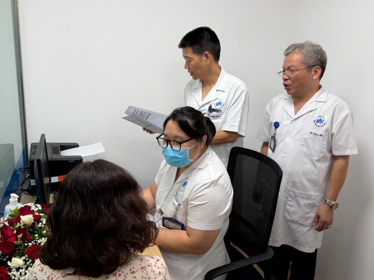 Ngay sau khi khai trương, nhiều người dân đã đến tư vấn, tiêm vắc xin tại Phòng Tiêm chủng