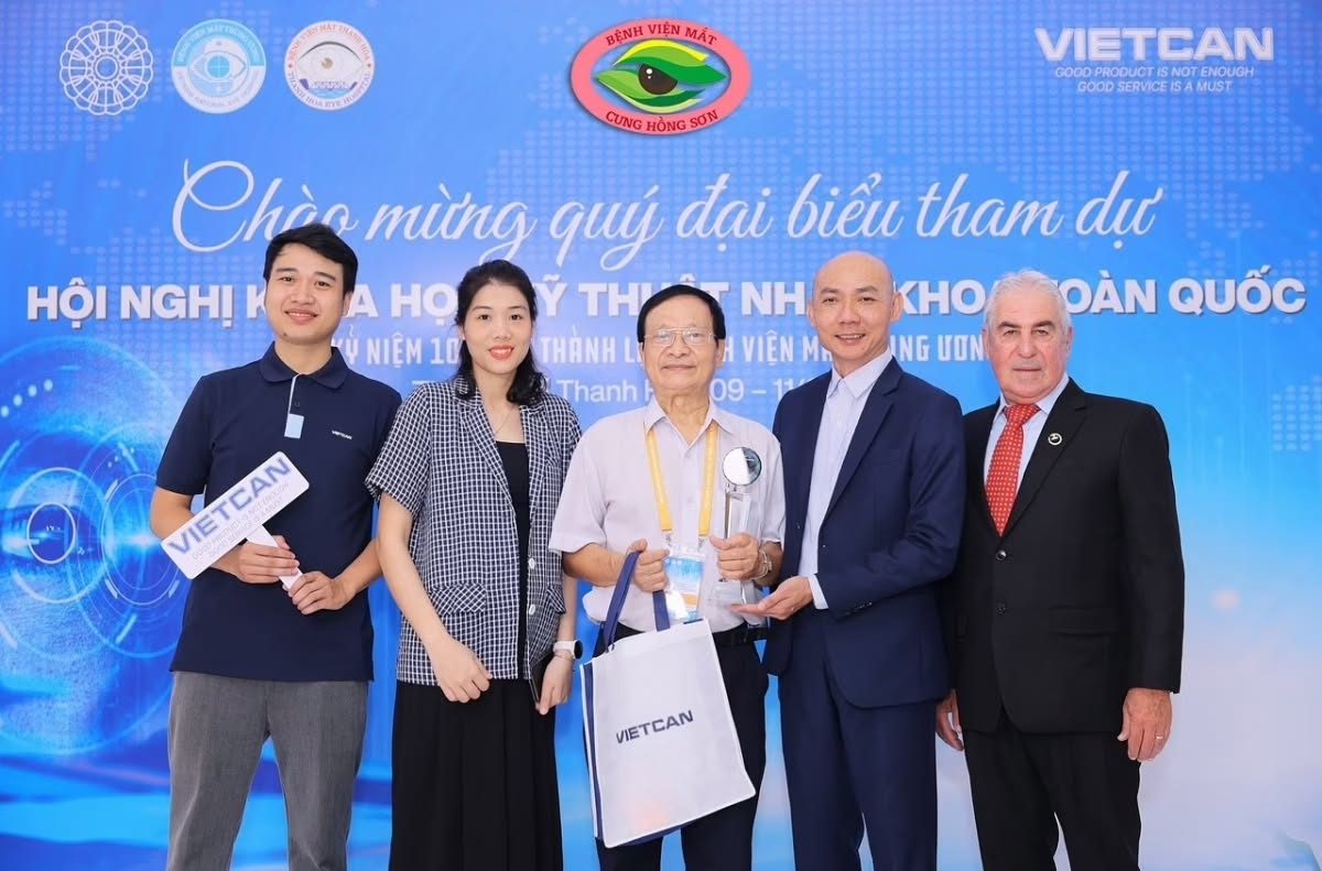 TS.BS cao cấp Võ Văn Phi (đứng giữa) tại một hội thảo khoa học ngành nhãn khoa