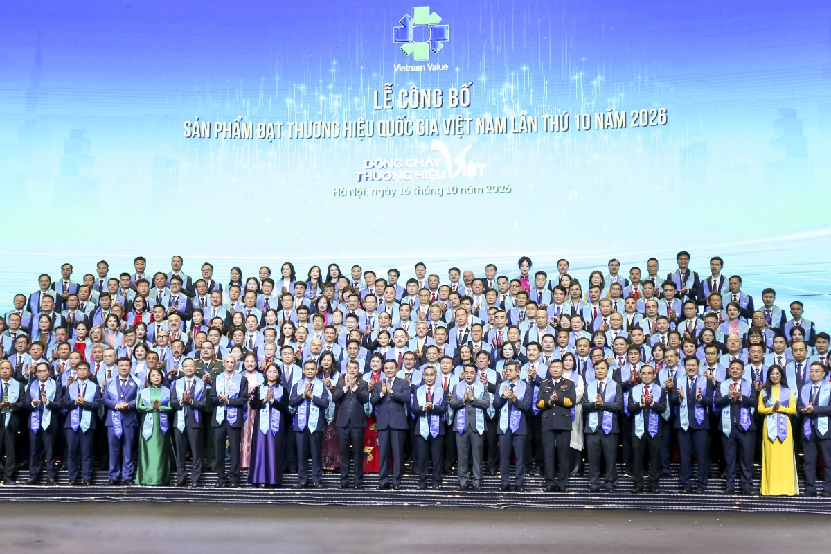 Thủ tướng Chính phủ Lê Minh Hưng chụp ảnh lưu niệm với các doanh nghiệp tiêu biểu