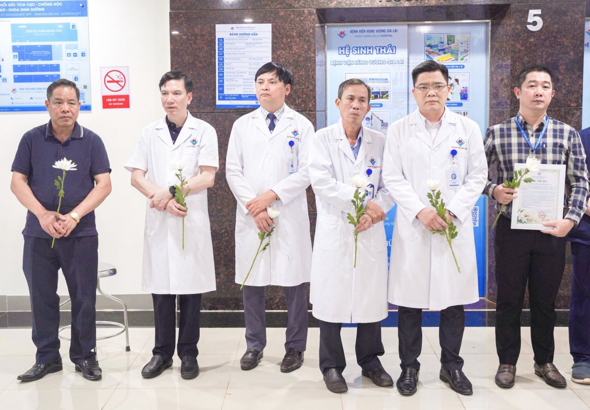 Các cán bộ, thầy thuốc Bệnh viện Hùng Vương Gia Lai tri ân người hiến tạng chết não đầu tiên tại Bệnh viện