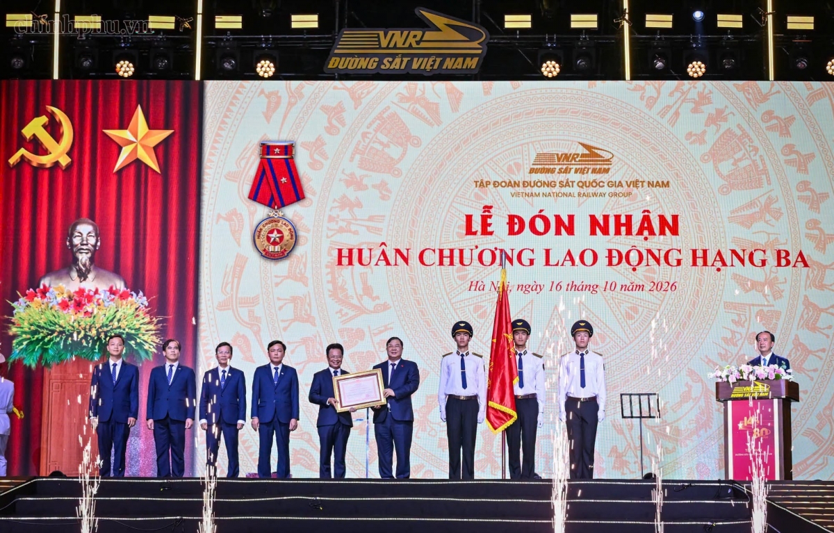 Phó Thủ tướng Thường trực Phạm Gia Túc trao Huân chương Lao động hạng Ba tặng Tập đoàn Đường sắt Quốc gia Việt Nam