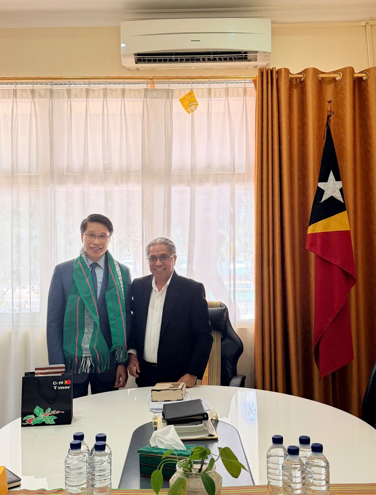 Đại sứ Việt Nam tại Timor-Leste Phạm Bình Đàm có buổi làm việc với Bộ trưởng Nông nghiệp, Chăn nuôi, Thủy sản và Lâm nghiệp Timor-Leste Marcos da Cruz- Ảnh ĐSQ Việt Nam tại Timo Leste