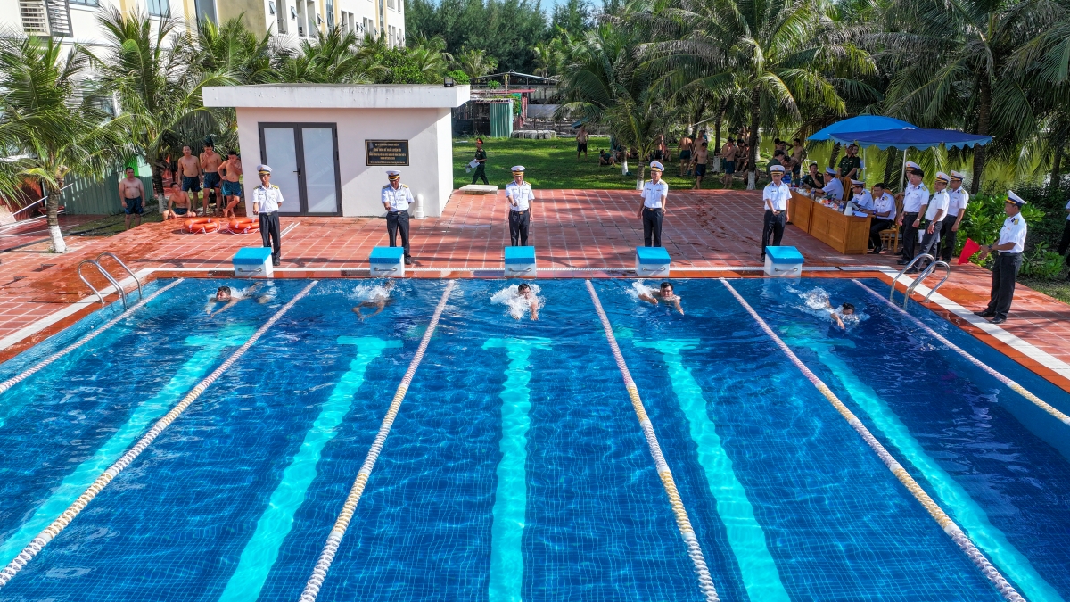 Phần thi bơi 100 mét