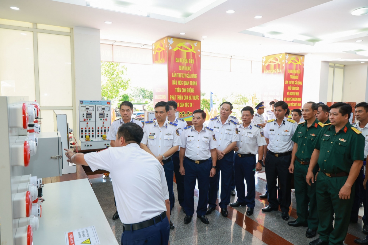 Các đại biểu tham quan mô hình huấn luyện của tàu.