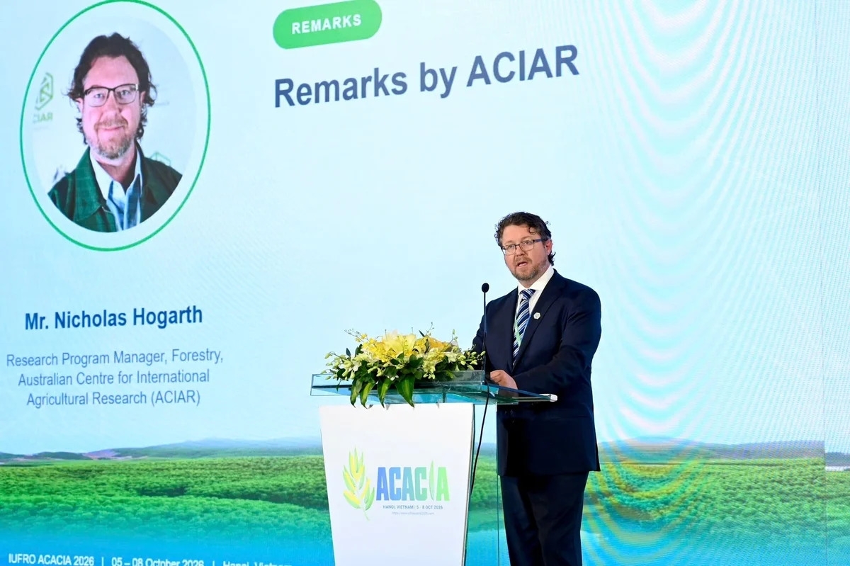 Ông Nicholas Hogarth Giám đốc Chương trình Lâm nghiệp của Tổ chức Nghiên cứu Nông nghiệp Quốc tế Ốt xtrây-lia phát biểu tại diễn đàn