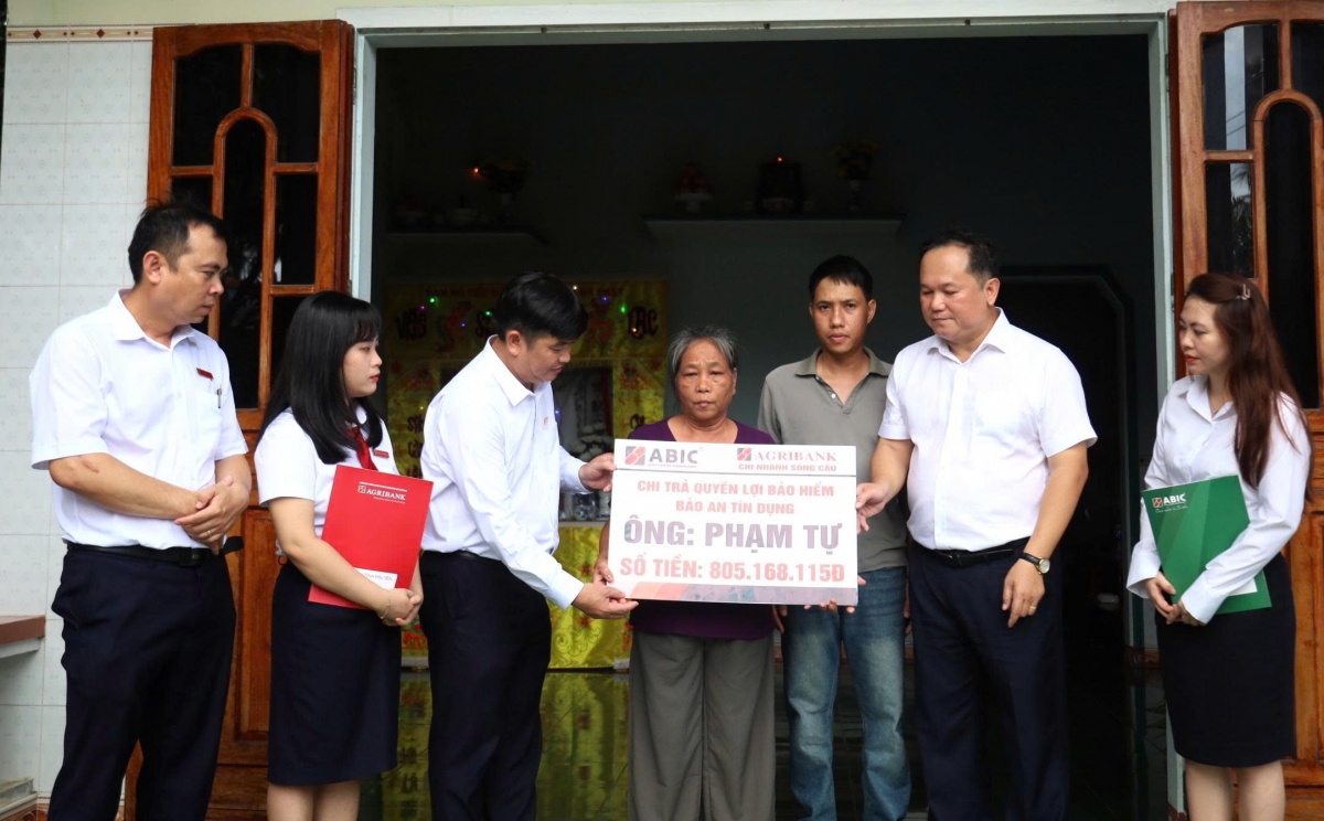 ABIC- Agribank trao số tiền bảo hiểm hơn 800 triệu đồng đến thân nhân gia đình ông Phạm Tu ở xã Sông Lộc, tỉnh Đắc Lắc