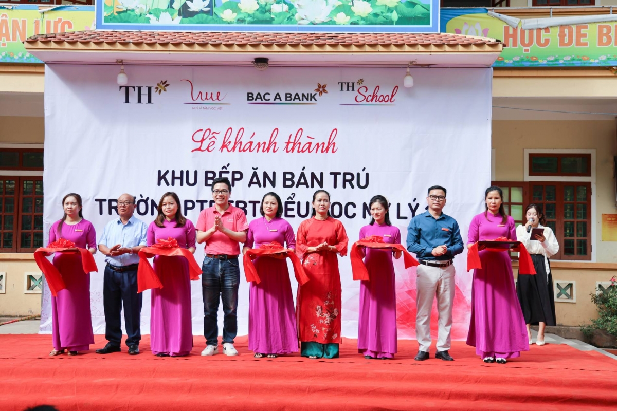 Quỹ Vì Tầm Vóc Việt khánh thành bếp ăn bán trú cho 326 học sinh Trường PTDTBT Tiểu học Mỹ Lý 1, xã Mỹ Lý, tỉnh Nghệ An.