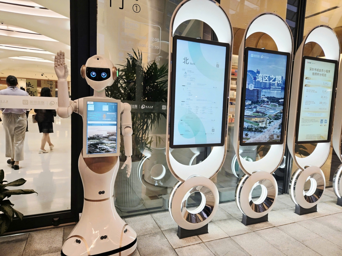 Ảnh minh họa: Robot chào mừng du khách tại Thâm Quyến (Trung Quốc)
