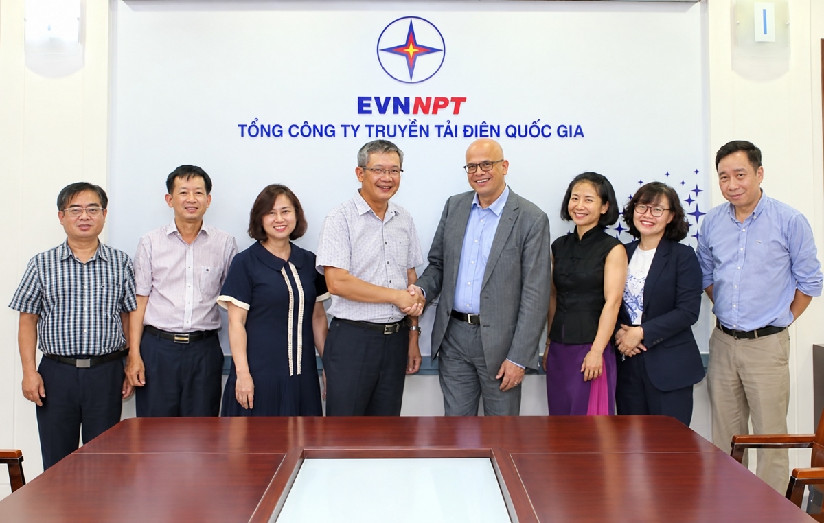 Thời gian qua, EVNNPT chủ động làm việc với các tổ chức tài chính quốc tế để thu xếp vốn cho các dự án truyền tải điện. Ảnh EVNNPT.