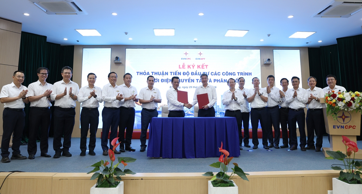 Thỏa thuận do ông Hoàng Xuân Khôi – Quyền Tổng giám đốc EVNNPT và ông Ngô Tấn Cư – Tổng giám đốc EVNCPC đại diện hai bên ký kết. Tham dự còn có các thành viên HĐTV, Phó Tổng giám đốc và lãnh đạo các ban, đơn vị của hai Tổng công ty.