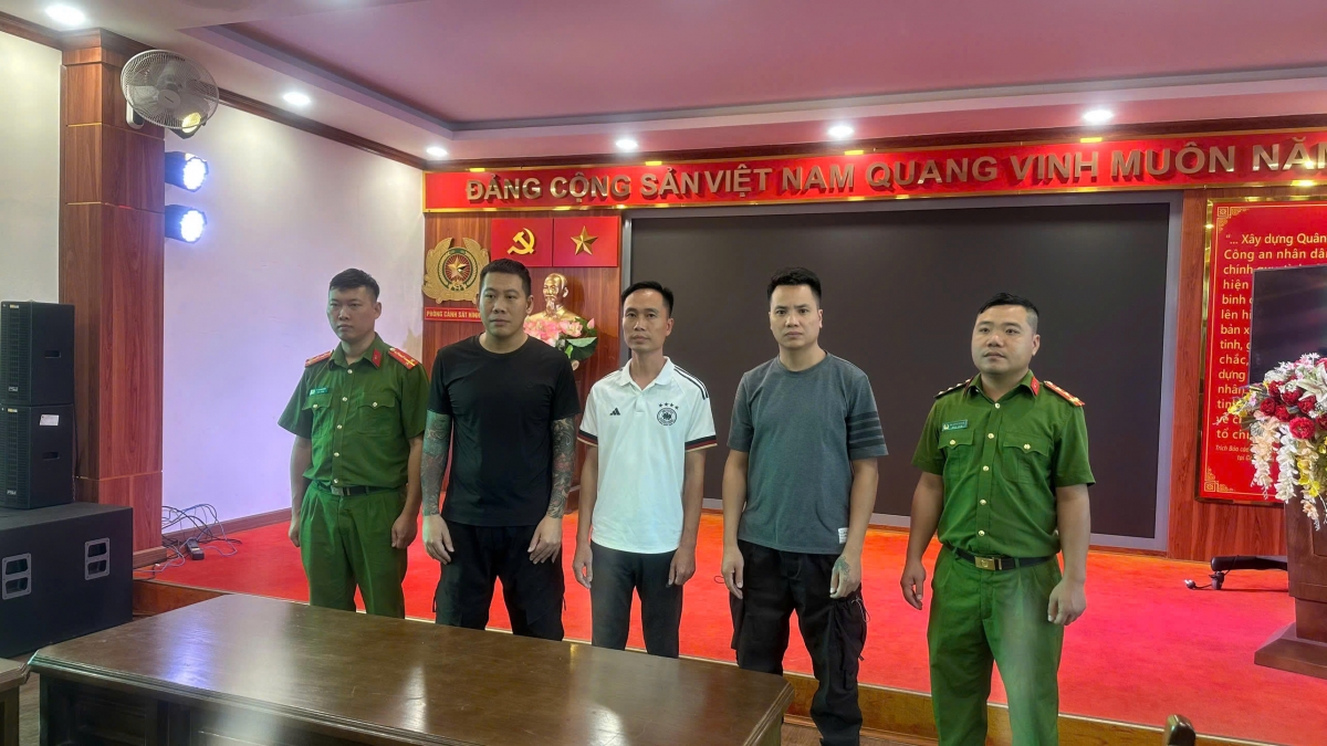Ba bị can tại cơ quan công an