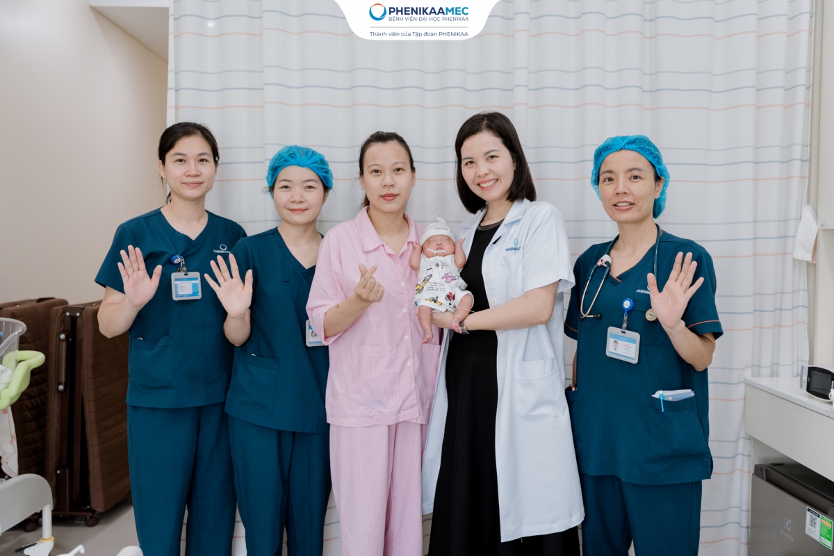 TS.BS Nguyễn Thị Sim và các y bác sỹ Bệnh viện Đại học Phenikaa vui mừng khi bé khỏe mạnh xuất viện