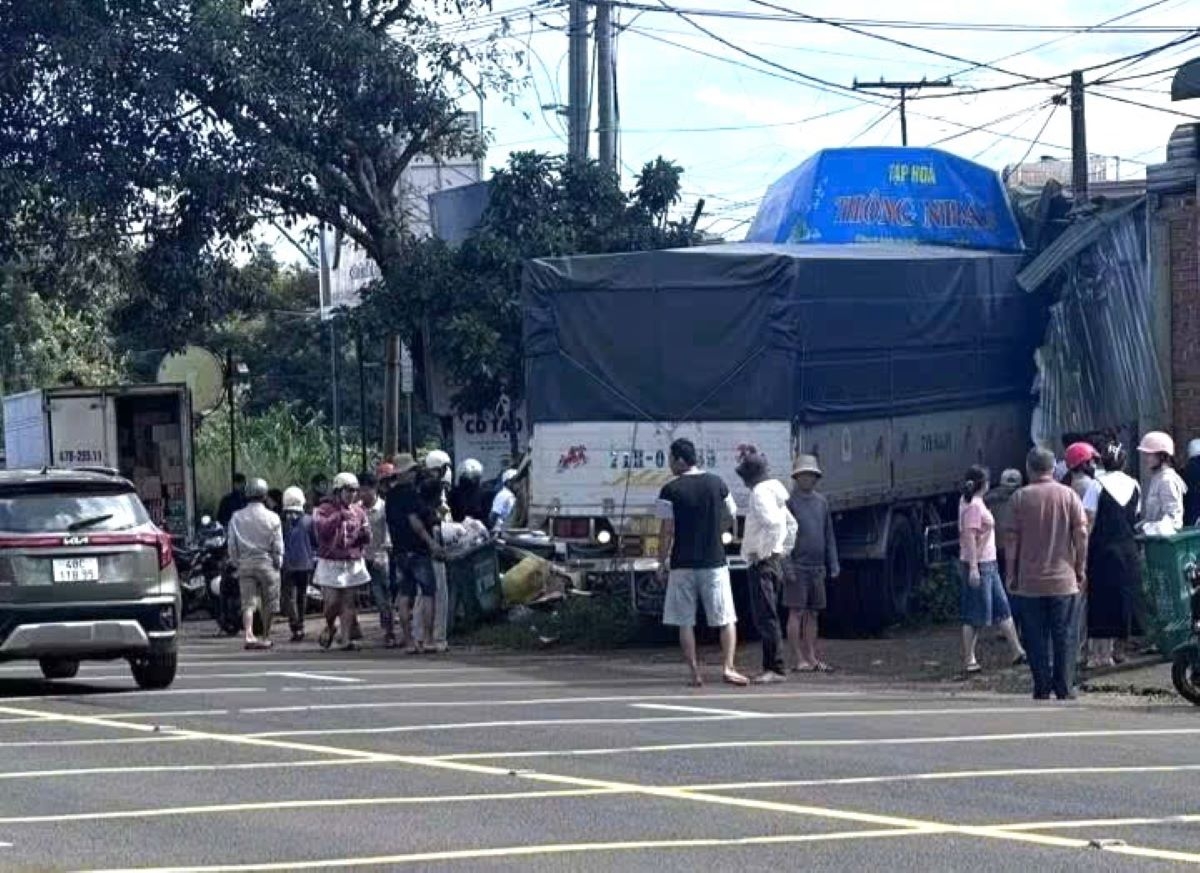Hiện trường vụ ô tô tải lao vào tiệm tạp hóa bên đường Hồ Chí Minh, đoạn qua xã Thuận An, tỉnh Lâm Đồng, khiến 3 người trong cùng một gia đình bị thương nặng (ảnh CTV).