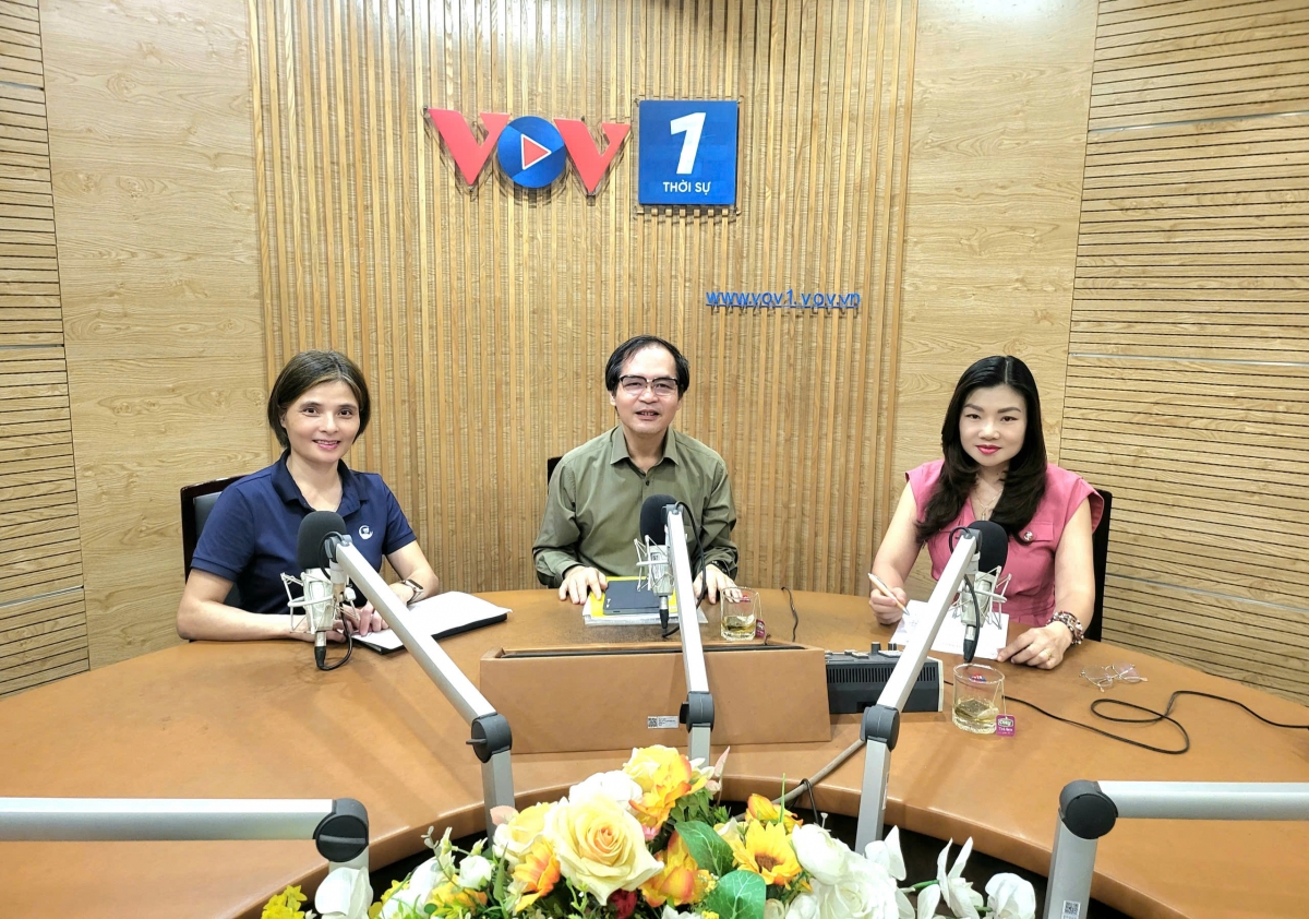 MC Nguyên Long và các khách mời: TS Tô Hoài Nam - Phó Chủ tịch kiêm TTK Hiệp hội DNNVV Việt Nam; Chuyên gia kinh tế, TS Nguyễn Minh Thảo - Phó trưởng ban, Ban Phát triển doanh nghiệp và Môi trường kinh doanh, Viện Chiến lược và Chính sách kinh tế - tài chính, Bộ Tài chính.