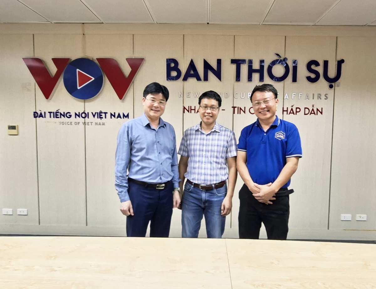 Ông Phương Đình Anh, Phó Chánh Văn phòng Điều phối Trung ương Chương trình mục tiêu quốc gia; Ông Lê Anh, Giám đốc Công ty TNHH Thực phẩm và TMDV Lê Gia cùng Phóng viên Đình Trung (VOV1)