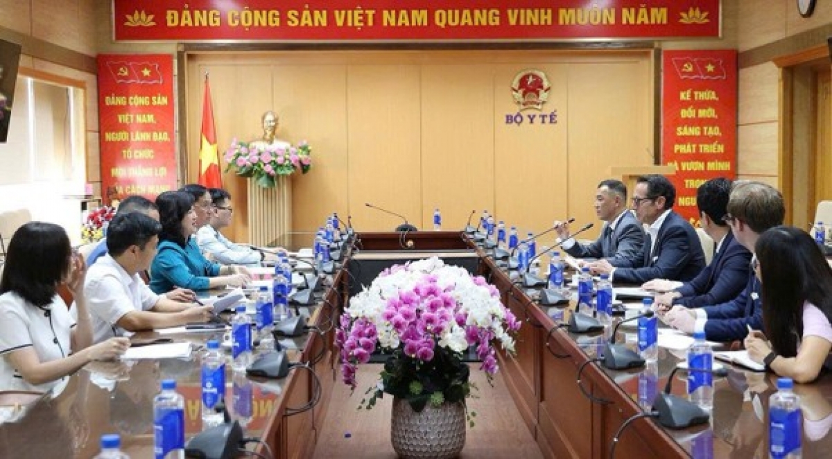 Bộ trưởng Đào Hồng Lan tiếp và làm việc với Tổng Giám đốc Điều hành Tập đoàn DKSH