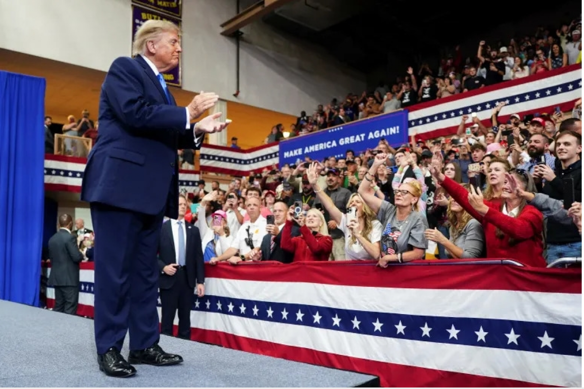 Tổng thống Donald Trump và những người ủng hộ trong cuộc vận động tranh cử tại Trường Trung học Butler ở Vandalia, bang Ohio, ngày 3-10. Ảnh: Reuters
