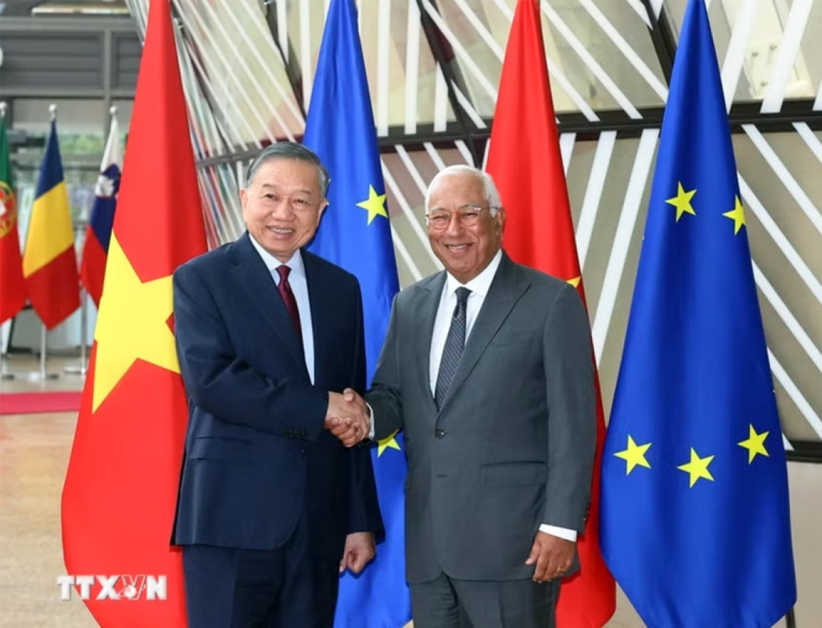 Tổng Bí thư, Chủ tịch nước Tô Lâm và Chủ tịch Hội đồng châu Âu António Costa tại lễ đón chính thức. Ảnh: TTXVN