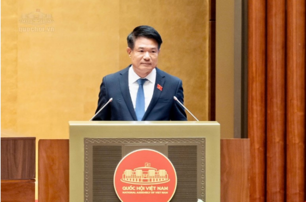 Viện trưởng VKSND tối cao Nguyễn Huy Tiến trình bày tờ trình tóm tắt tại Kỳ họp thứ 2, Quốc hội khóa XVI. Ảnh: Quốc hội
 