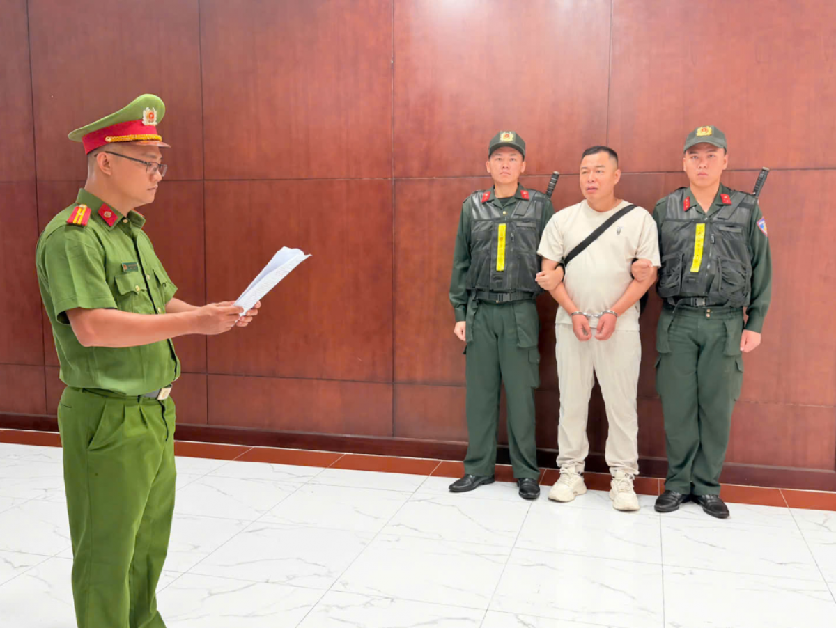 Cơ quan CSĐT Công an TP.HCM tống đạt các quyết định khởi tố, lệnh tạm giam đối với ông Tôn Bằng để điều tra về hành vi "Xâm phạm quyền sở hữu công nghiệp". (Ảnh: CACC)