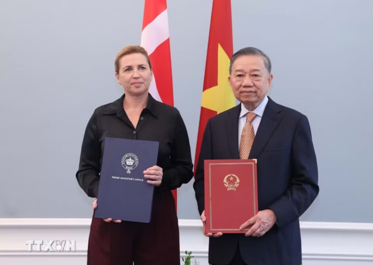 Tổng Bí thư, Chủ tịch nước Tô Lâm và Thủ tướng Đan Mạch Mette Frederiksen trao Tuyên bố chung về việc thiết lập quan hệ Đối tác chiến lược toàn diện Việt Nam - Đan Mạch - Ảnh: TTXVN
