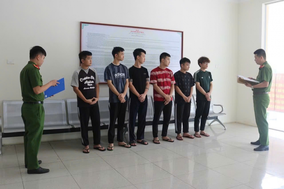 Tống đạt quyết định khởi tố đối với các đối tượng trong vụ án “tổ chức đánh bạc” và “đánh bạc