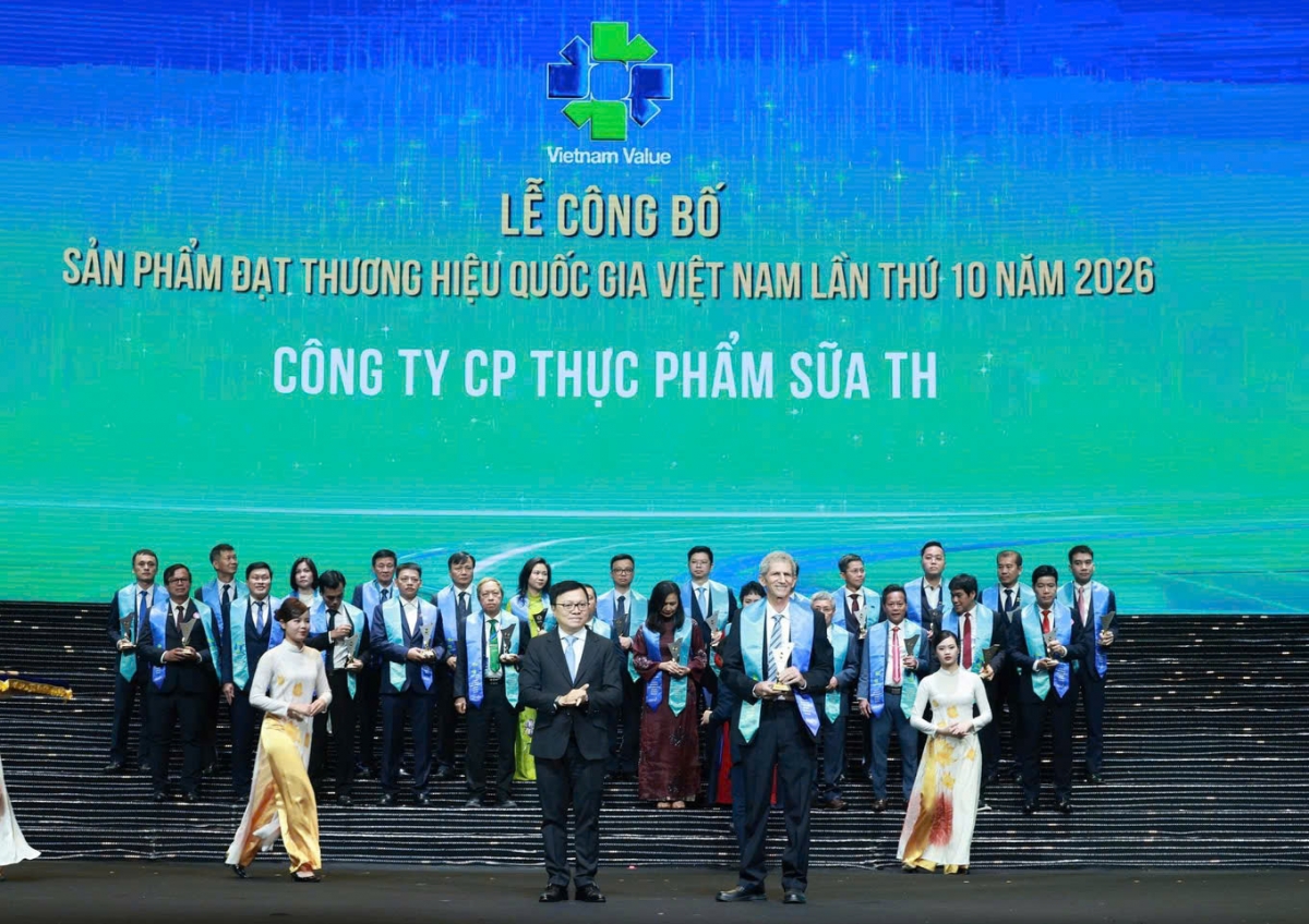 Ông Tal Cohen, Tổng Giám đốc Công ty Cổ phần Thực phẩm Sữa TH, nhận biểu trưng Thương hiệu quốc gia Việt Nam năm 2026 (Ảnh: BTC)