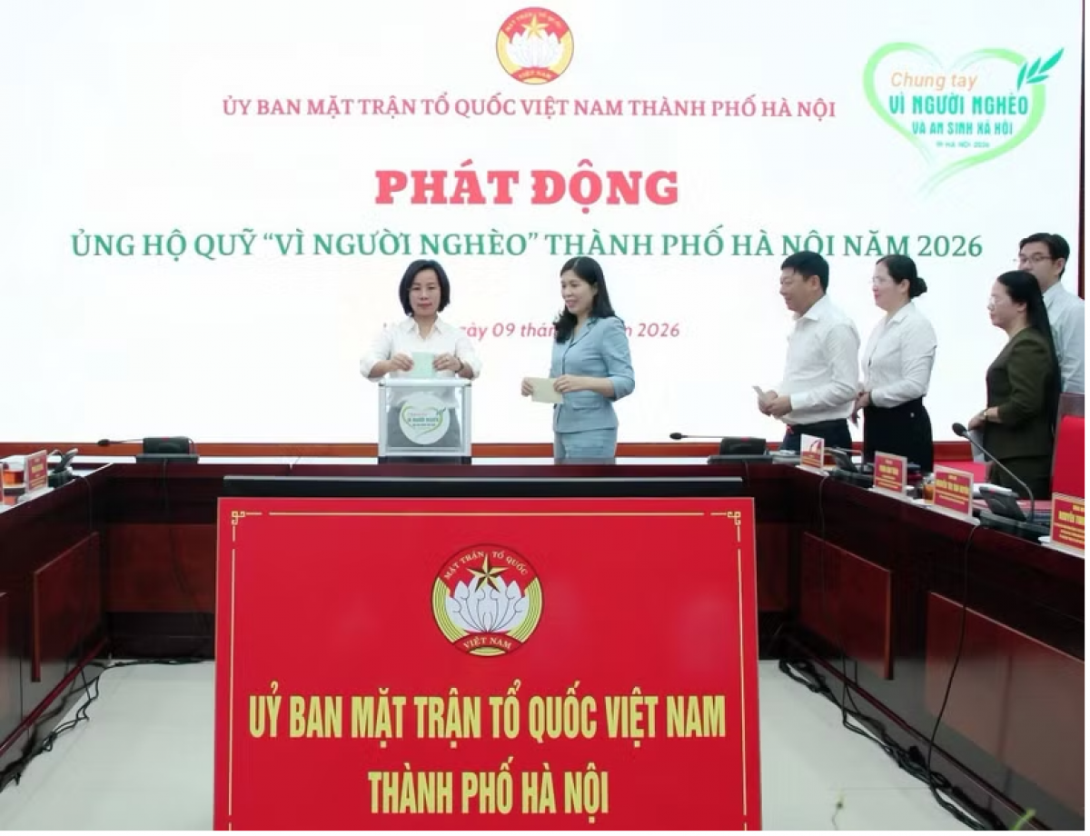 Cán bộ, công chức, người lao động Cơ quan Ủy ban Mặt trận Tổ quốc Việt Nam thành phố Hà Nội ủng hộ Quỹ "Vì người nghèo".