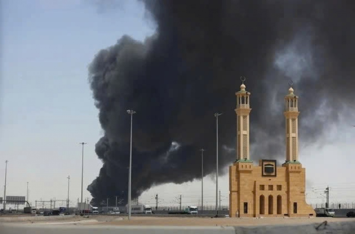 Kho dầu của Saudi Arabia bốc cháy sau khi bị tấn công. Ảnh: Reuters