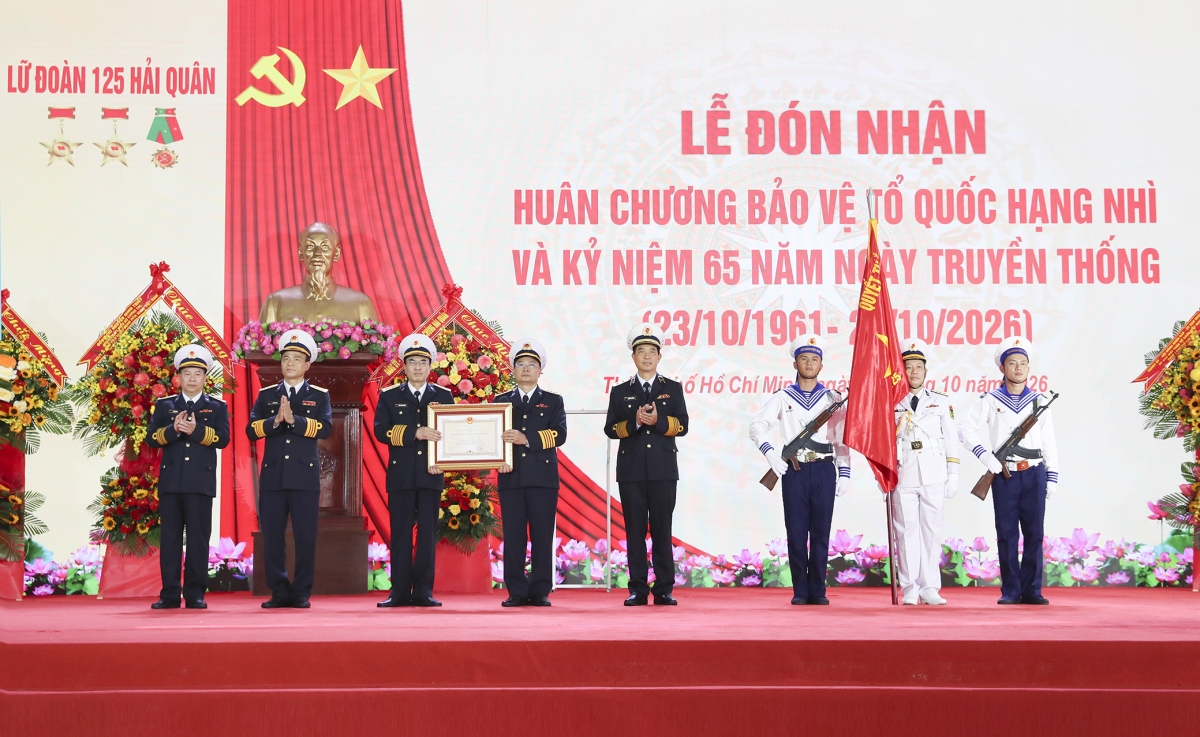 Thừa ủy quyền của Chủ tịch nước, Phó Đô đốc Nguyễn An Phong trao Huân chương Bảo vệ Tổ quốc hạng Nhì tặng Lữ đoàn 125