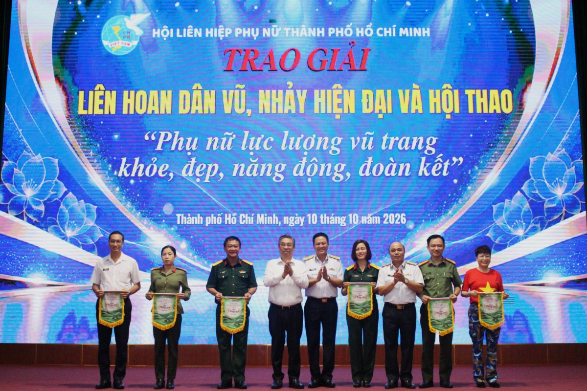 Đại diện Thủ trưởng trao giải cho các đội thi