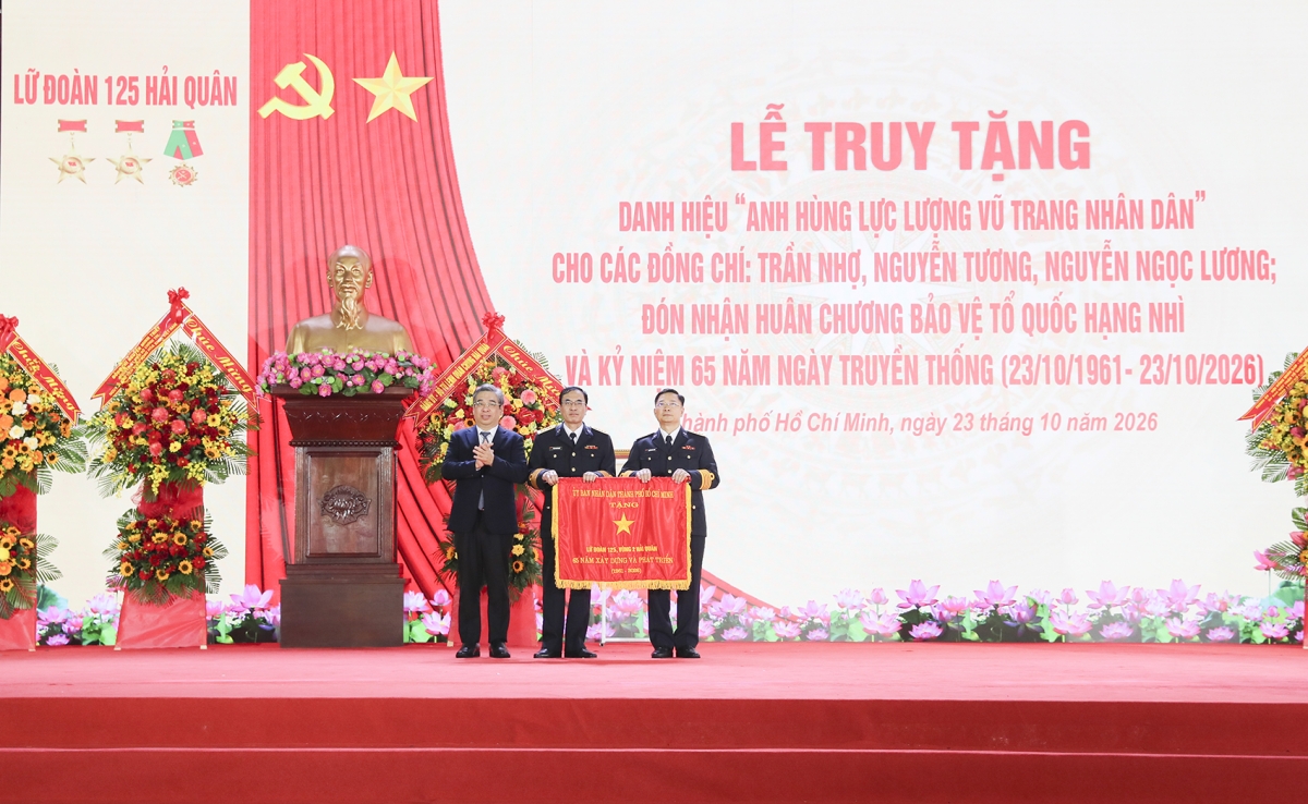 Đồng chí Nguyễn Phước Lộc, Ủy viên Trung ương Đảng, Phó Bí thư Thành ủy, Chủ tịch Ủy ban MTTQ Việt Nam TP. Hồ Chí Minh trao Cờ truyền thống tặng Lữ đoàn 125