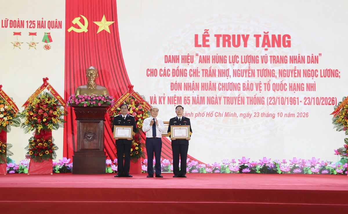 Lãnh đạo UBND TP. Hồ Chí Minh tặng Bằng khen cho 2 đồng chí chỉ huy Lữ đoàn 125