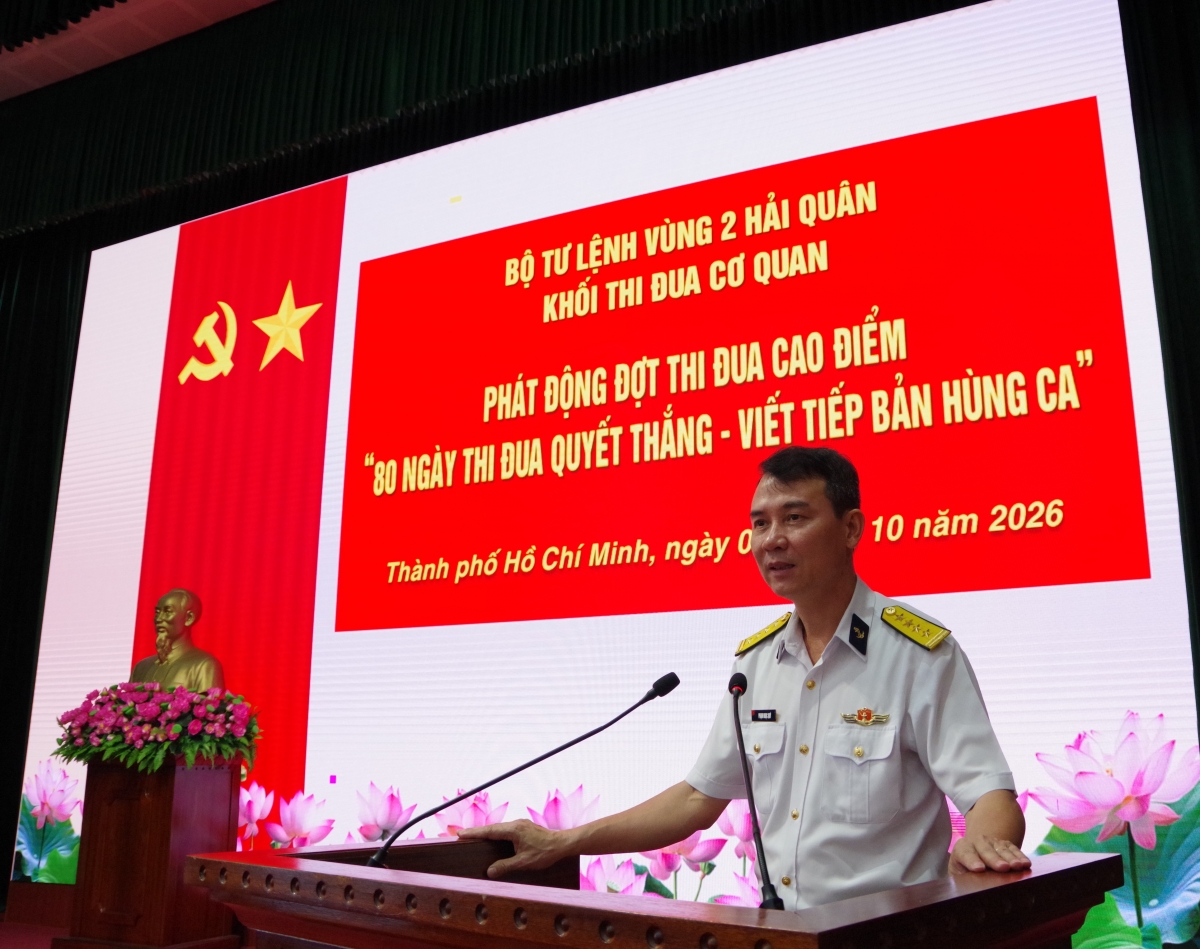 Đại tá Phạm Ngọc Qúy, Uỷ viên Ban Thường vụ, Chủ nhiệm Chính trị Vùng 2 Hải quân phát động thi đua tại buổi lễ