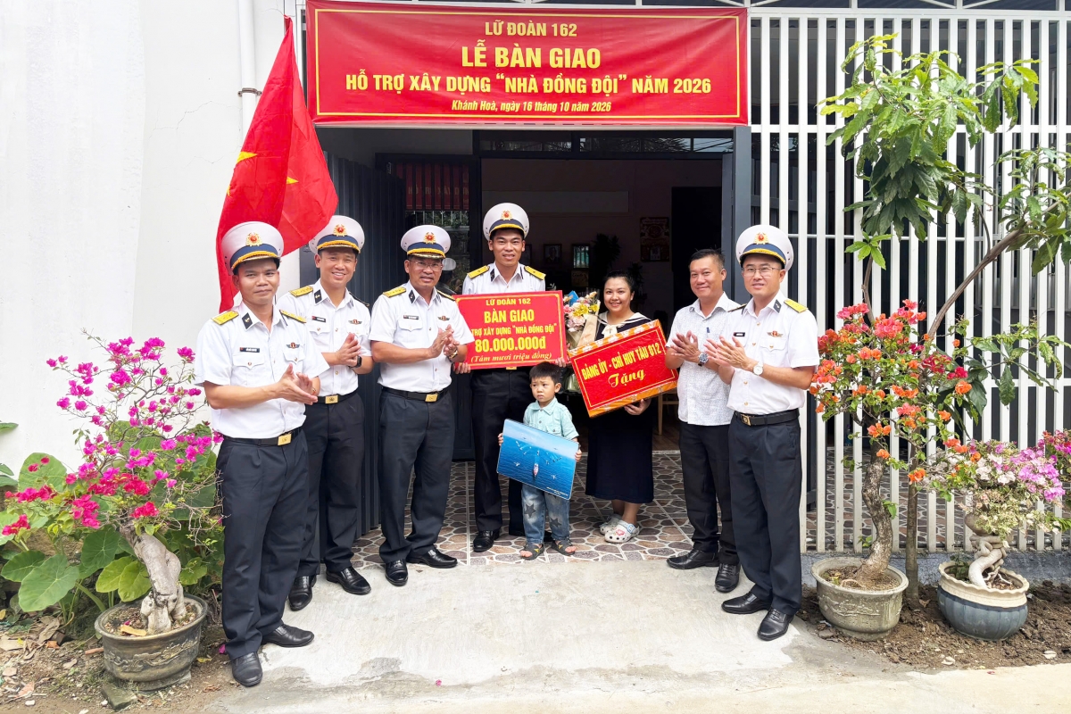 Đại tá Mai Văn Doanh cùng cơ quan, đơn vị trao quà tặng gia đình