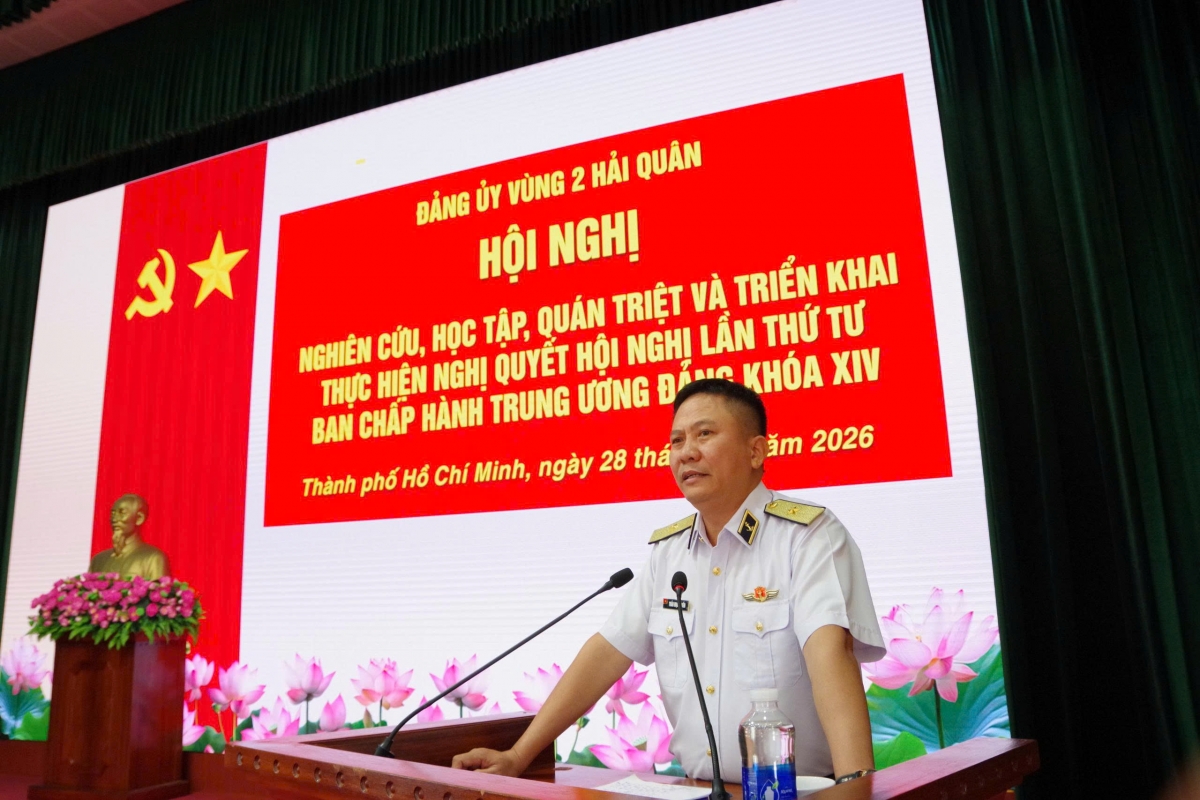 Chuẩn Đô đốc Trần Mạnh Chiến, Bí thư Đảng ủy, Chính ủy Vùng 2 Hải quân phát biểu tại hội nghị