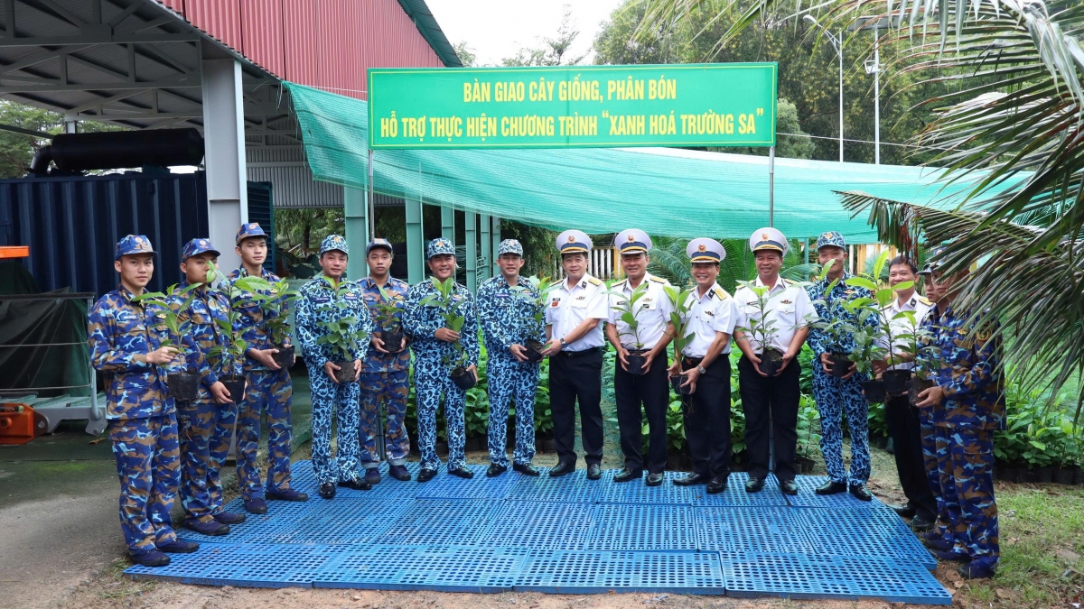 Đại diện Vùng 4 Hải quân và Lữ đoàn 189 bàn giao, tiếp nhận cây giống hỗ trợ Chương trình “Xanh hóa Trường Sa”
