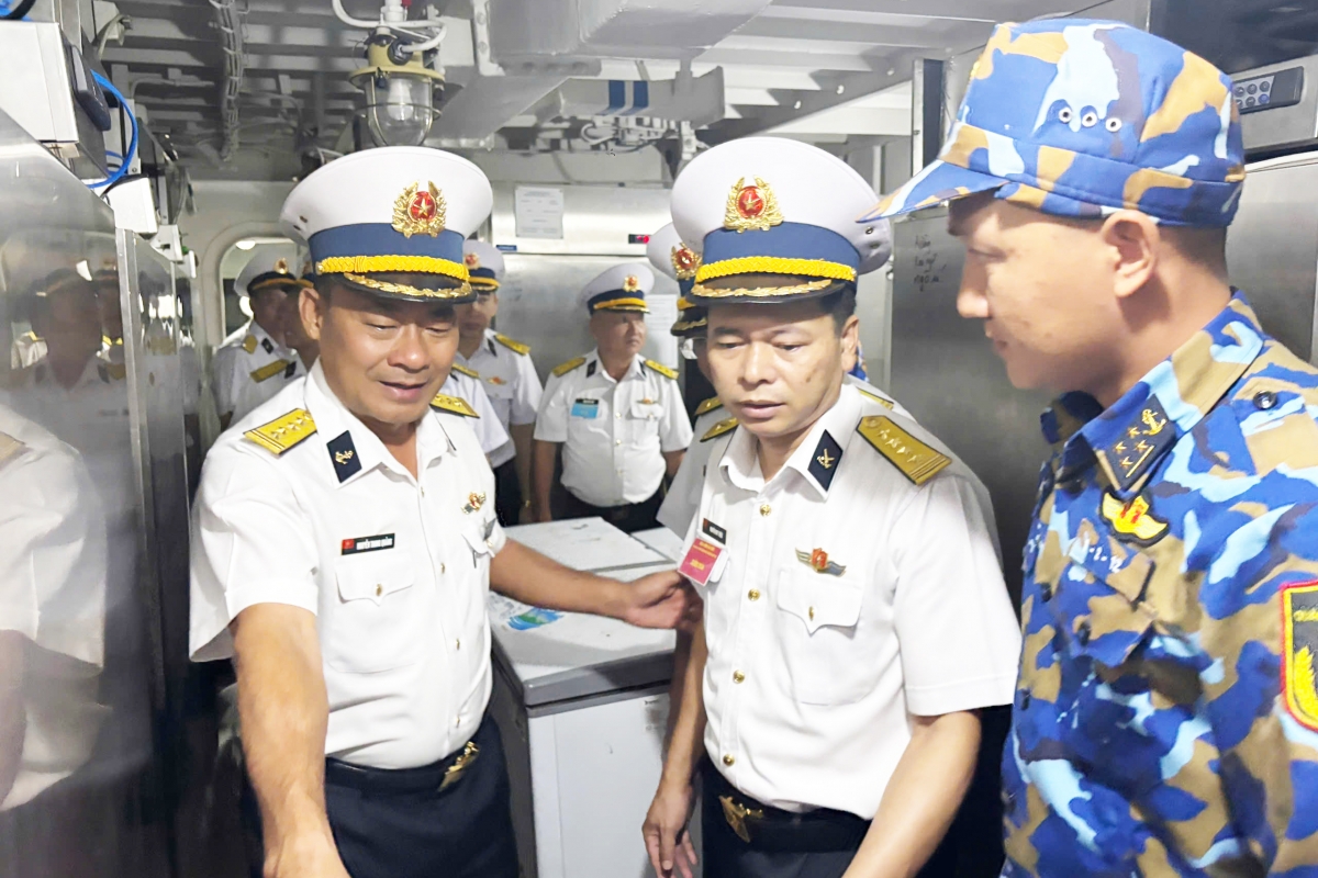 Đại tá Nguyễn Duy Thiều, Phó Chủ nhiệm Hậu cần – Kỹ thuật Hải quân (đứng giữa) kiểm tra việc sắp đặt, bảo quản thực phẩm trên tàu 016