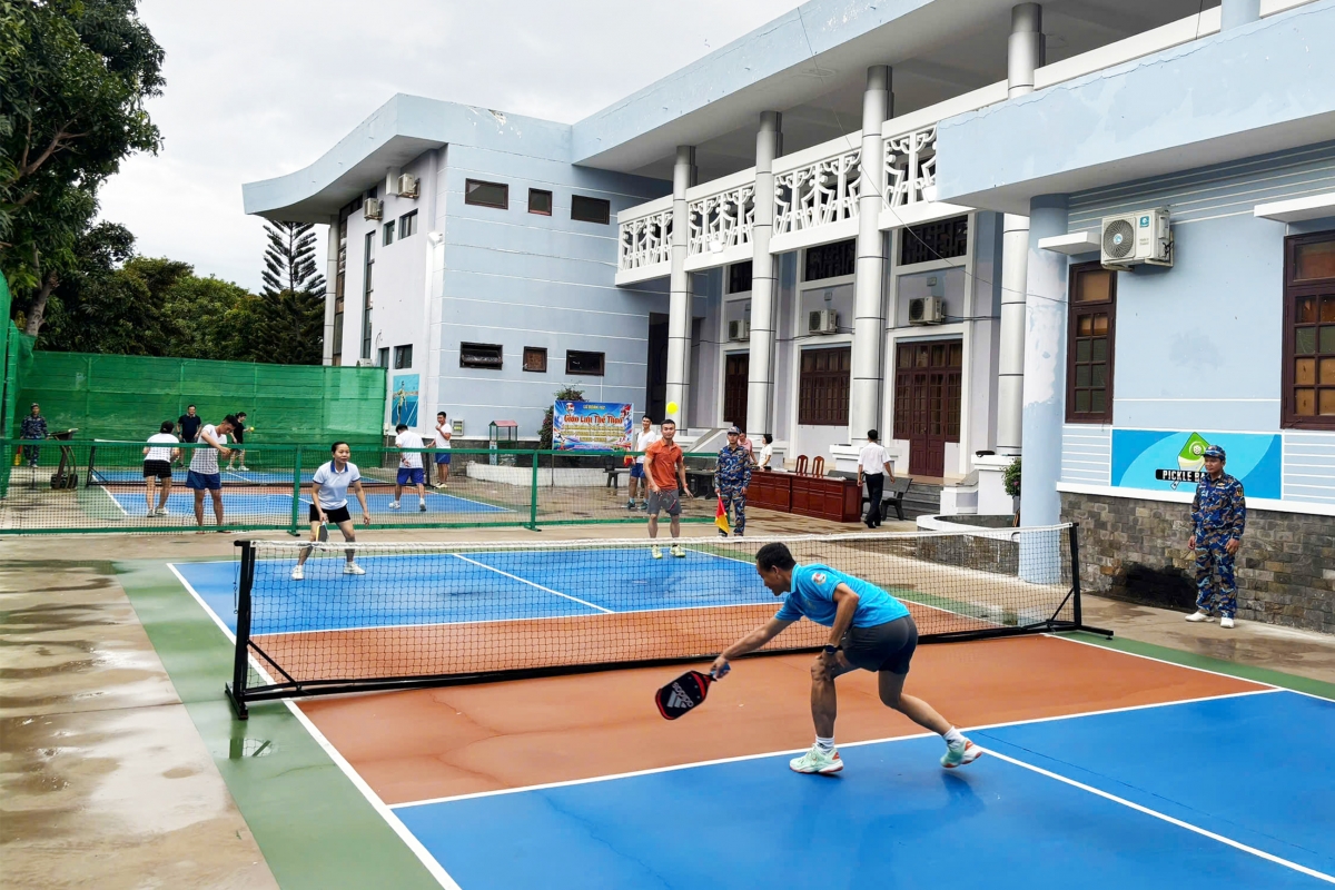 Không khí thi đấu giao hữu sôi nổi với nhiều pha bóng đẹp