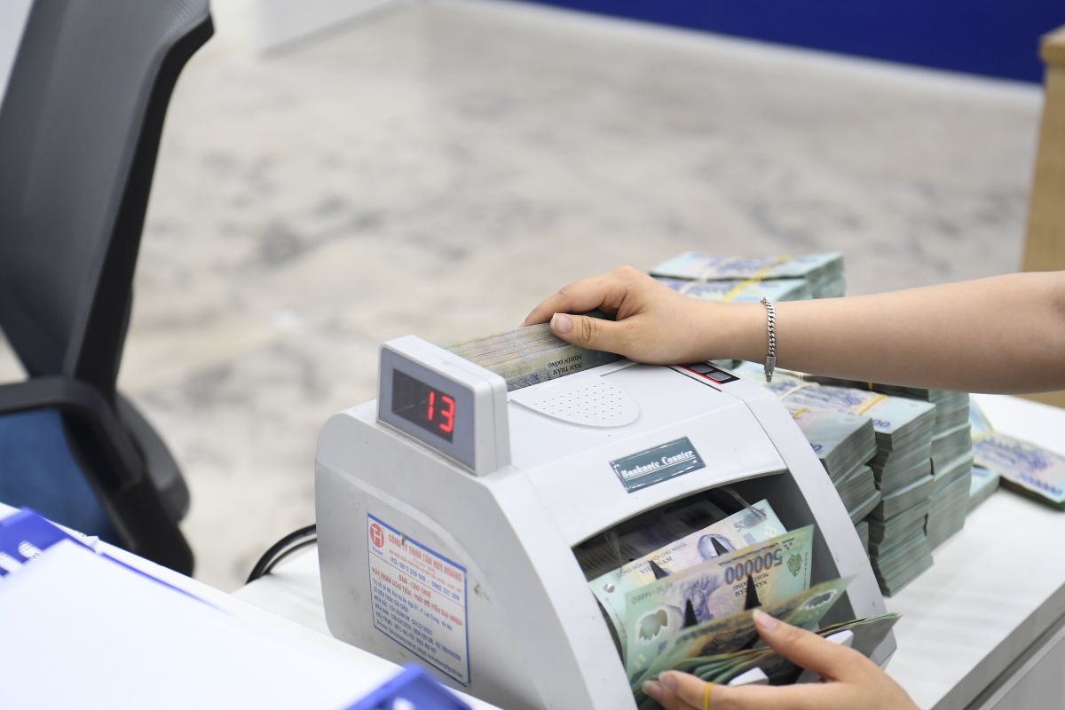 Các ngân hàng đồng loạt giảm lãi suất huy động các kỳ hạn từ 6 tháng trở lên sau chỉ đạo của Chính phủ và Ngân hàng Nhà nước