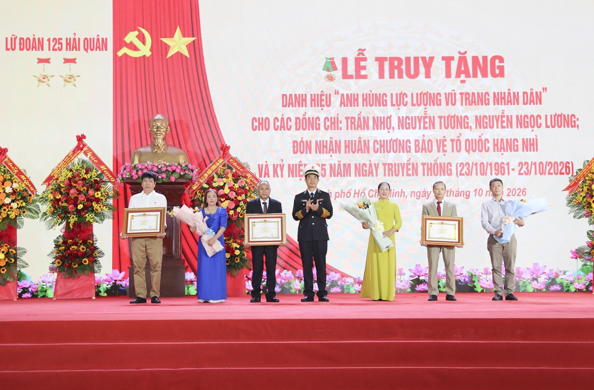 Thừa ủy quyền của Chủ tịch nước, Phó Đô đốc Nguyễn An Phong trao tặng danh hiệu Anh hùng LLVT nhân dân cho thân nhân các liệt sĩ