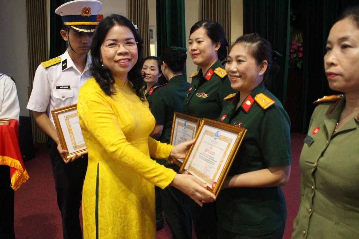 Bà Nguyễn Thị Ngọc Xuân, Chủ tịch Hội LHPN TP.HCM trao tặng giấy khen cho các Hội viên có thành tích xuất sắc