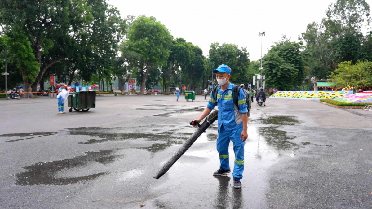 Phố phường Hà Nội thêm sạch đẹp nhờ sự bền bỉ của công nhân vệ sinh môi trường.