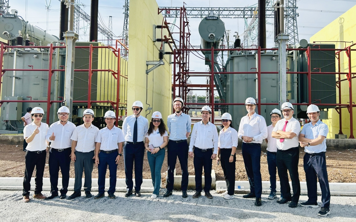 Tháng 7/2026, Đoàn công tác của Đại sứ quán Pháp tại Việt Nam và Cơ quan Phát triển Pháp (AFD) thăm Trạm biến áp 500kV Bình Dương 1, đây là dự án sử dụng vốn vay của AFD. Ảnh EVNNPT.