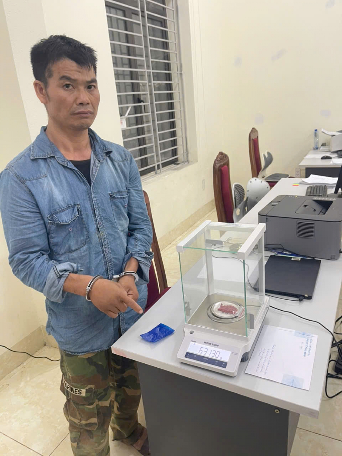 Đối tượng Vì Văn Hom và tang vật.